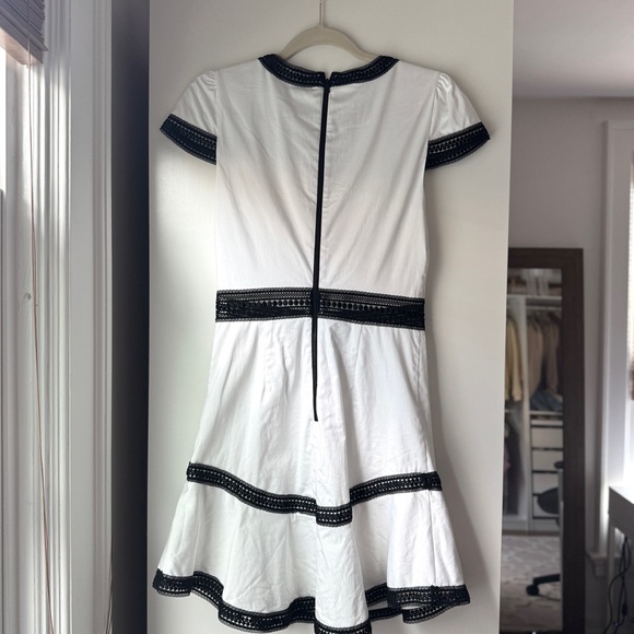 ALICE + OLIVIA | REVOLVE SAKS RAPUNZEL FLOUNCE MINI DRESS WHITE CROCHET ACCENT - Picture 4 of 7